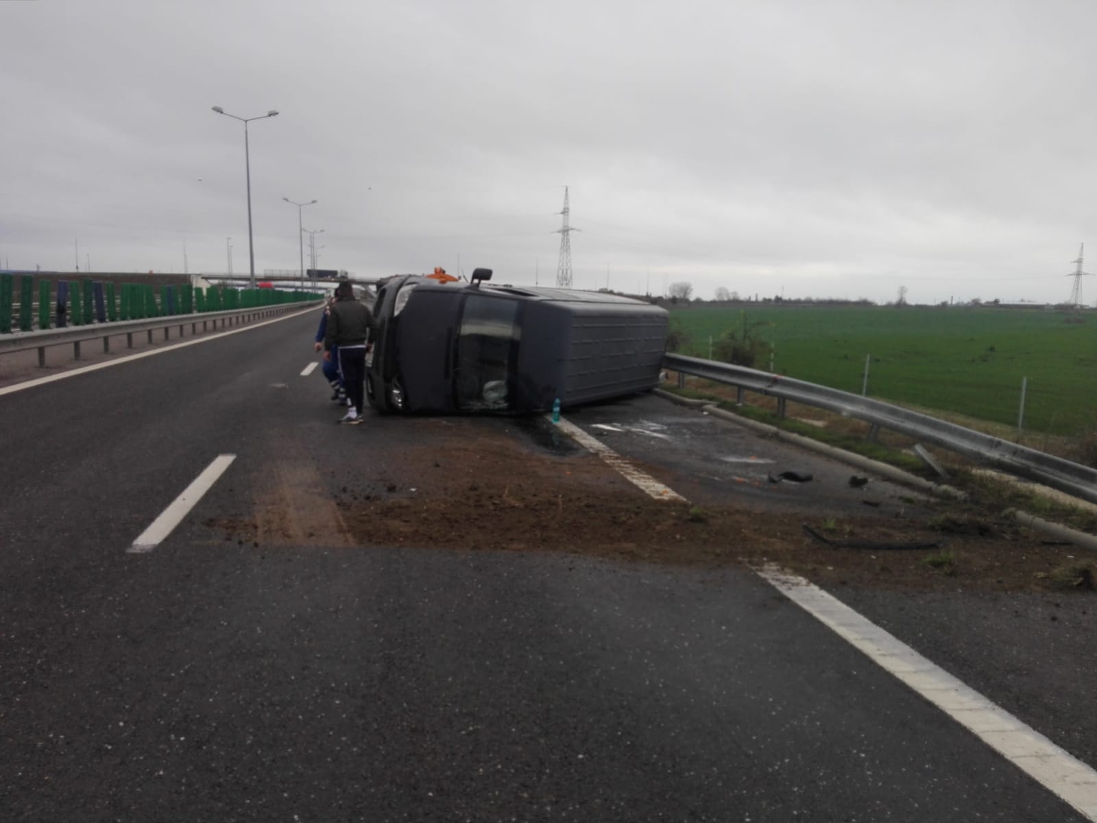 (Foto) Un microbuz s-a răsturnat pe A2