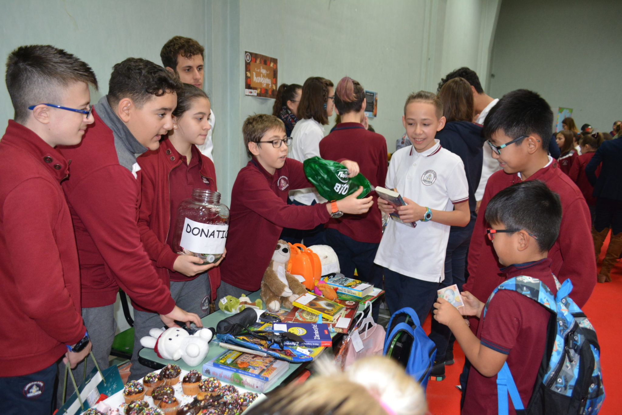 Thanksgiving Garage Sale, organizat de Cambridge School of Constanța, un succes. Peste 200 de copii din sistemul de protecție vor primi cadouri din banii strânși