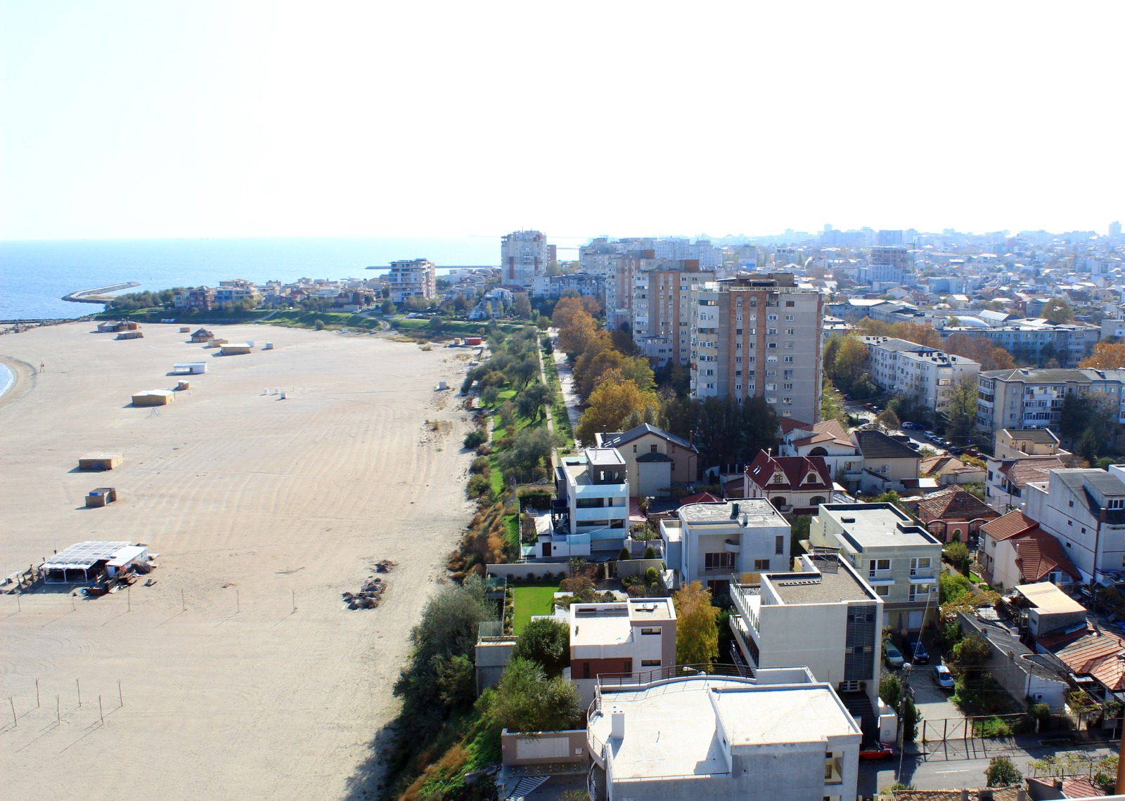 Se demolează construcții ridicate fără autorizație pe plajă, în zona Faleză Nord