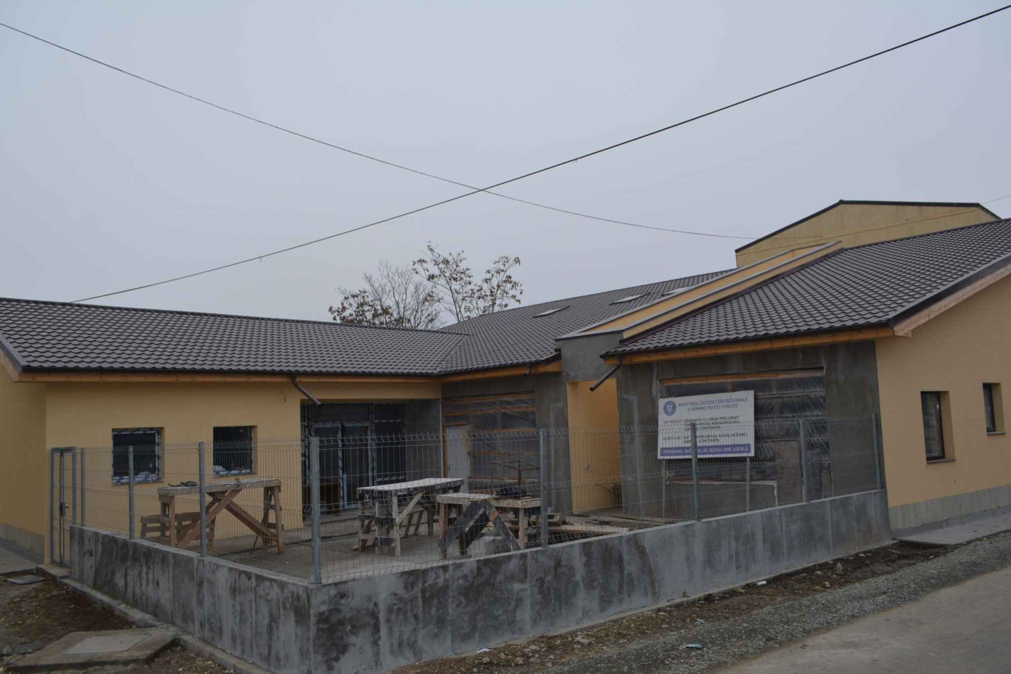 Se finalizează un proiect de asfaltare în comuna Mihail Kogălniceanu. Lucrările la una din grădinițe, pe ultima sută de metri