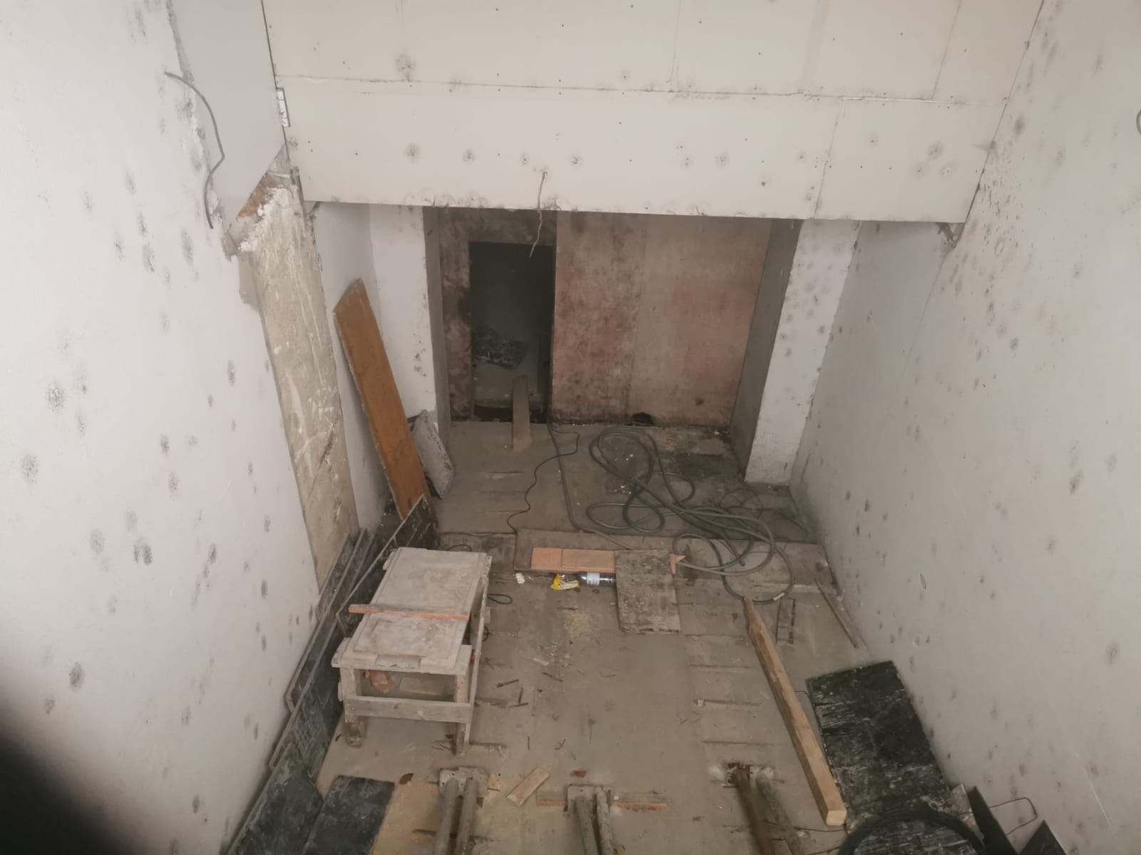 Alarmă într-un bloc din Constanța! Un lift cu persoane înăuntru s-a prăbușit