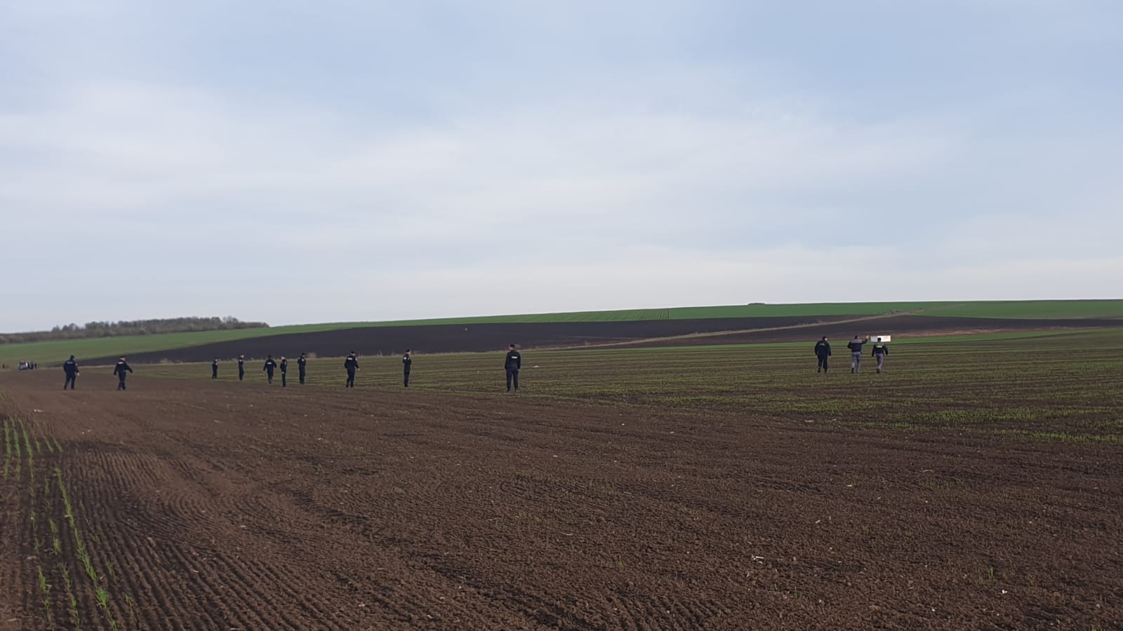 Date noi: Peste 150 de persoane îl caută pe băiatul de 8 ani. Sunt folosite şi un elicopter şi camere de termoviziune