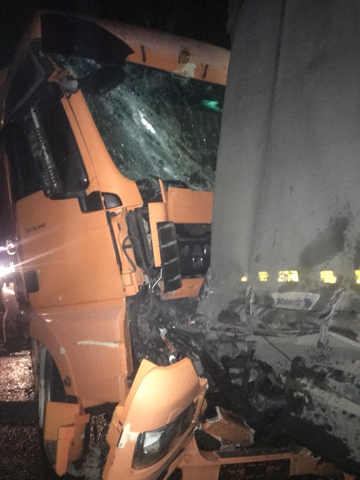 (Video) Impact între două tiruri pe A4, pe sensul Agigea-Ovidiu. Șoferul de tir este încarcerat în cabină