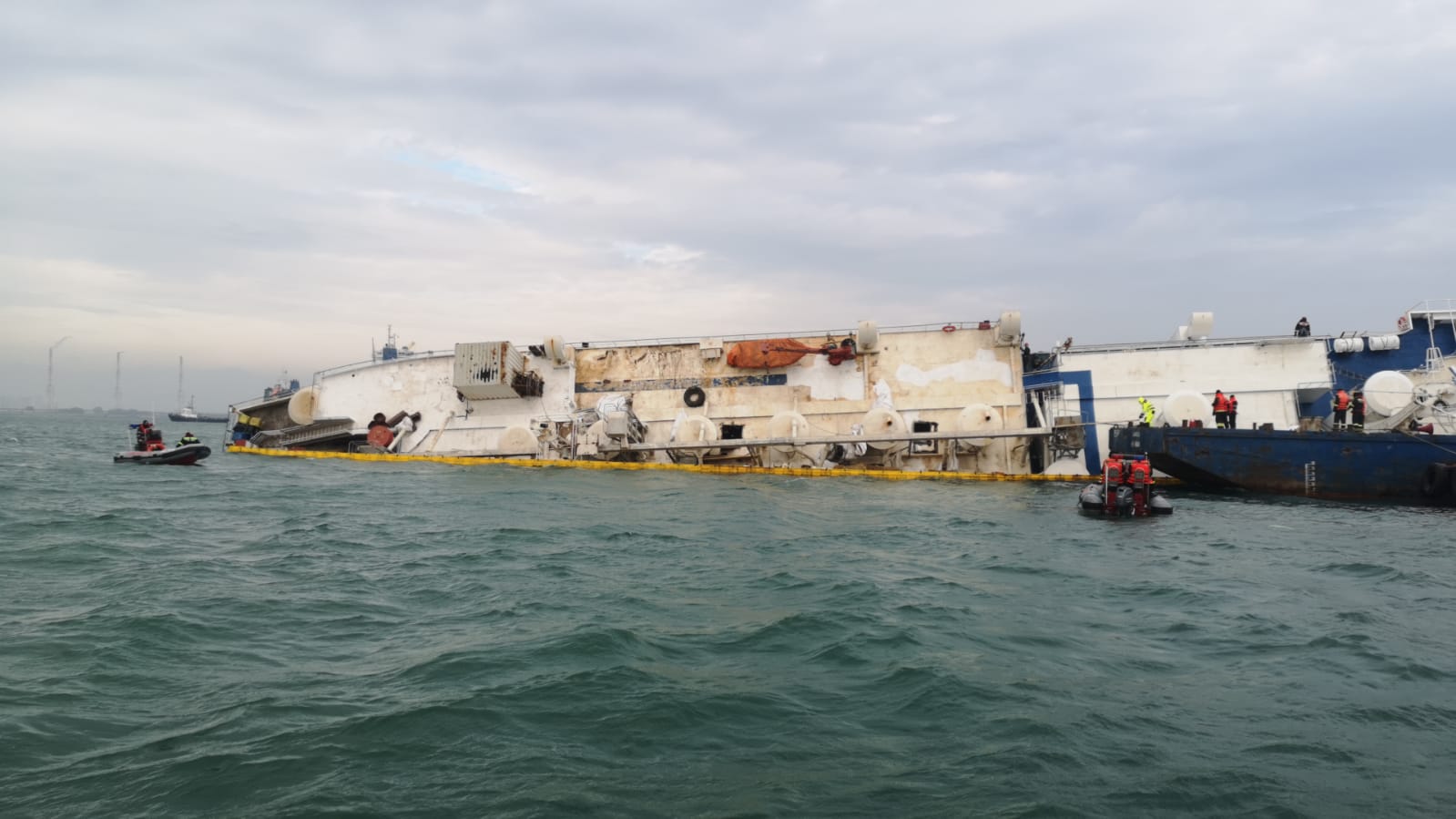 Raed Arafat avertizează asupra unui risc ecologic real în cazul navei scufundate cu oi în Portul Midia