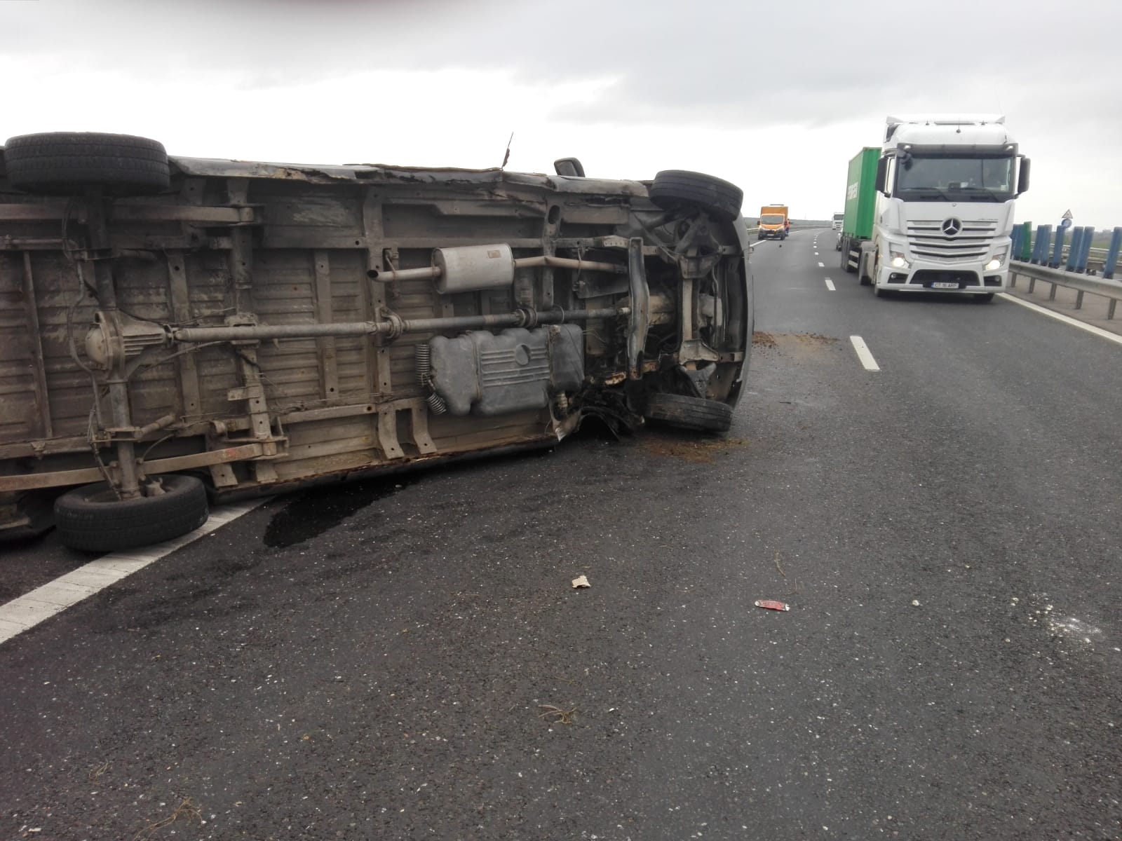 Două autotrenuri s-au ciocnit pe A2