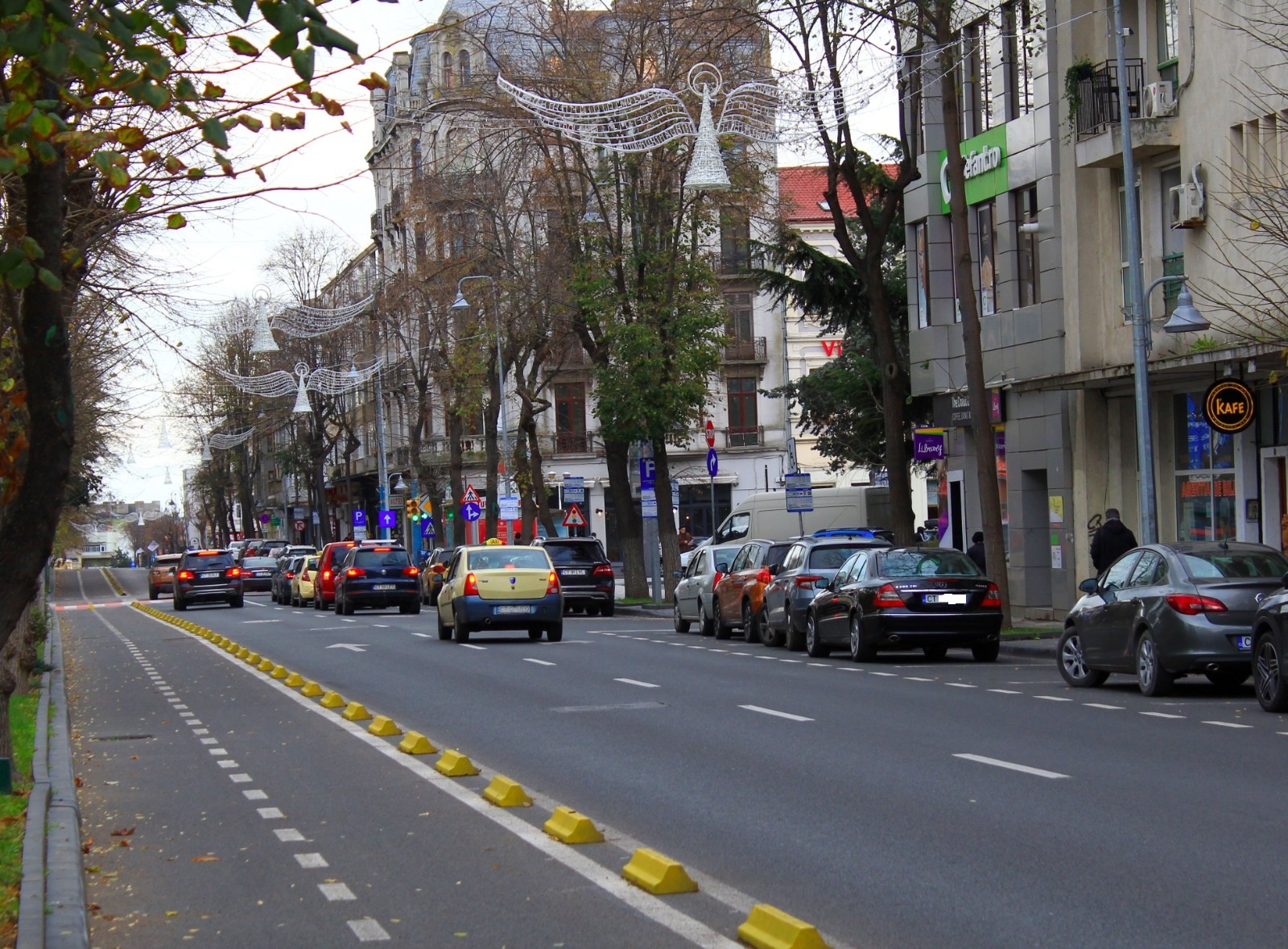 Constanța îmbracă straie de sărbătoare. A început montarea beculețelor pe mai multe artere