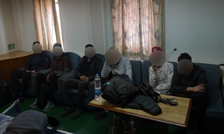 Cele şase persoane de la bordul navei sunt migranţi ilegali proveniţi din Algeria. Comandatul navei a fost amendat