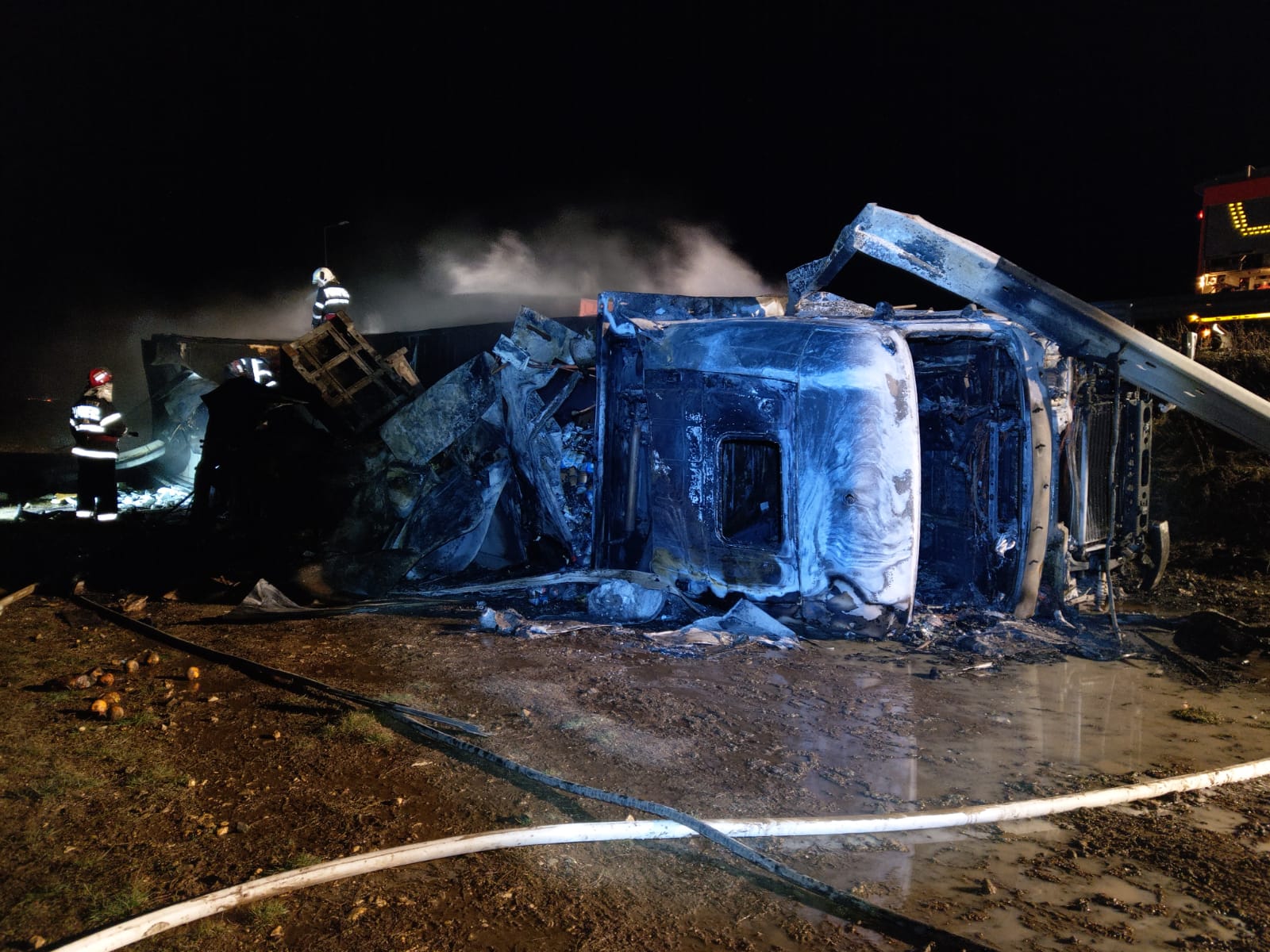 (Foto) Un tir încărcat cu pui congelaţi, s-a răsturnat și a luat foc la ieșire de pe A2 către A4