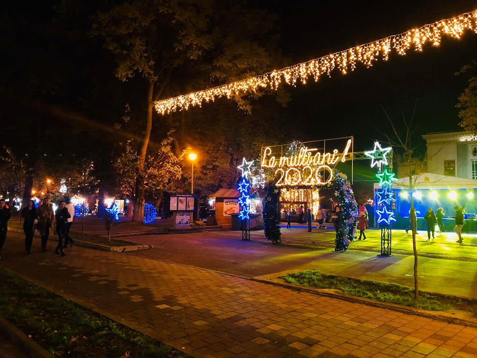 Târgul „Poveste de Crăciun" din parcul Teatrului "Oleg Danovski" îi așteaptă pe constănțeni cu multe surprize