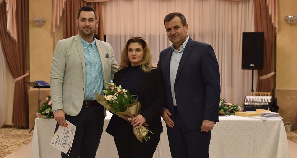 (Foto) Cetățenii majori, tinerii căsătoriți și cuplurile care au aniversat nunta de argint și de aur, sărbătoriți la Medgidia