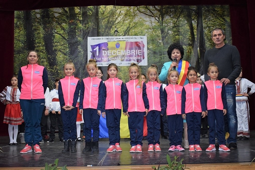 Ziua Națională a României, celebrată la Cumpăna. Veteranul comunei și fetiţele de aur ale secţiei de Gimnastică Ritmică a C.S. Victoria Cumpăna, premiați