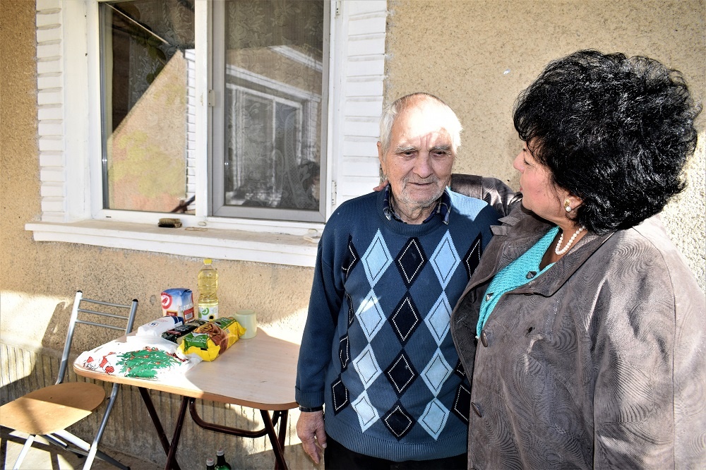 (Foto) Pachete cu alimente oferite bătrânilor și familiilor cu venituri modeste de administrația locală din Cumpăna