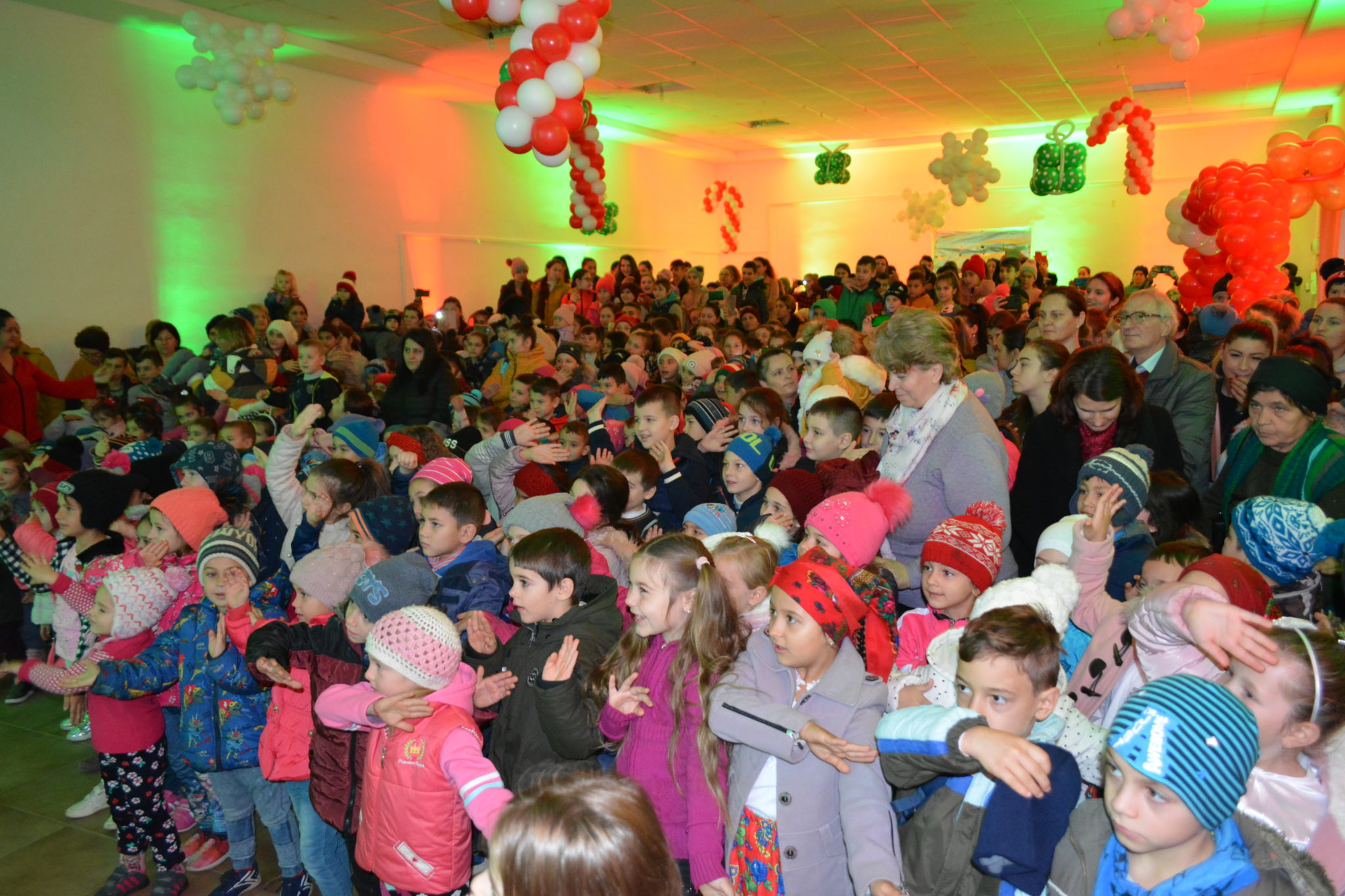 Moș Crăciun a venit în avans la copiii din Aliman. Pachete cu dulciuri și un spectacol de excepție, pregătit de autoritățile locale