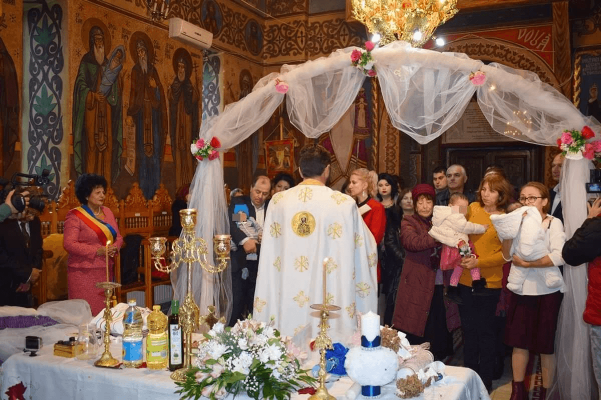Două fetițe aflate în asistență maternală au primit Taina Botezului la Cumpăna