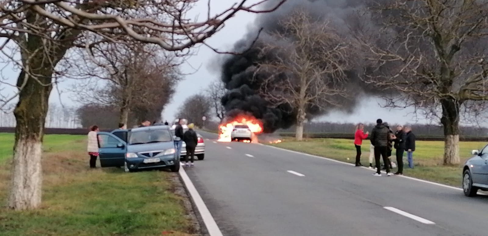 (Foto) O mașină a luat foc la ieșire din Cobadin