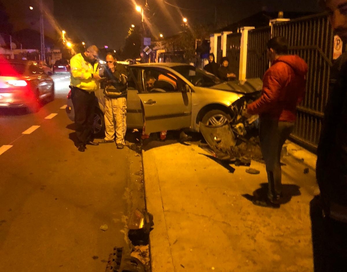 O mașină a intrat într-un gard. Două persoane sunt rănite. Cum s-a petrecut incidentul