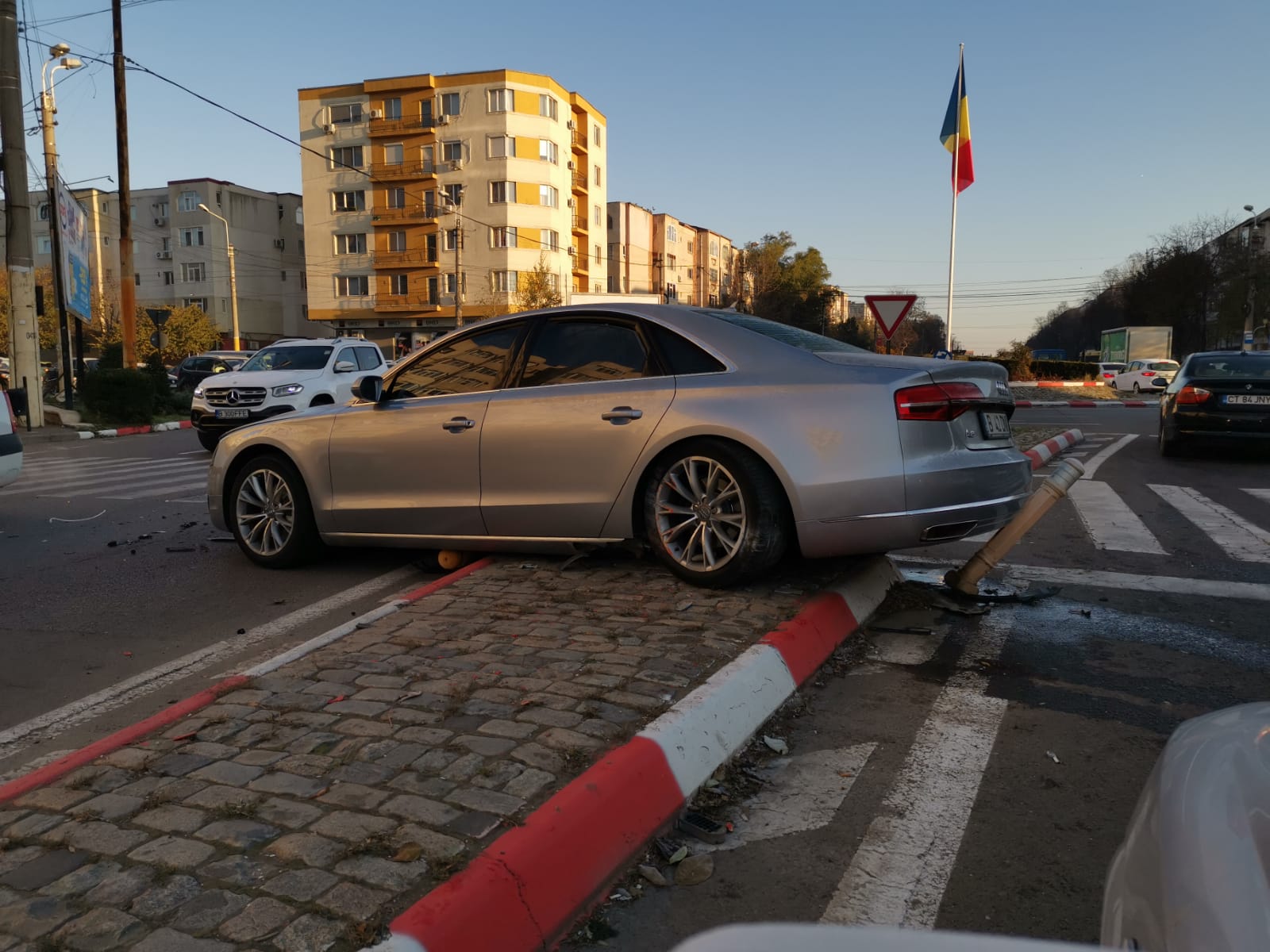 Trei mașini s-au ciocnit într-o intersecție din Inel II