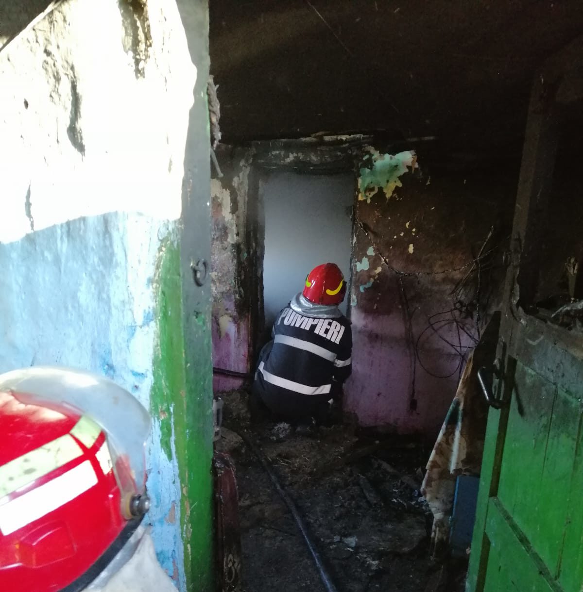 (Video) Bebeluș de 8 luni, mort într-un incendiu în Cogealac. Familia nu a mai reușit să-l scoată din casă. A ars de viu