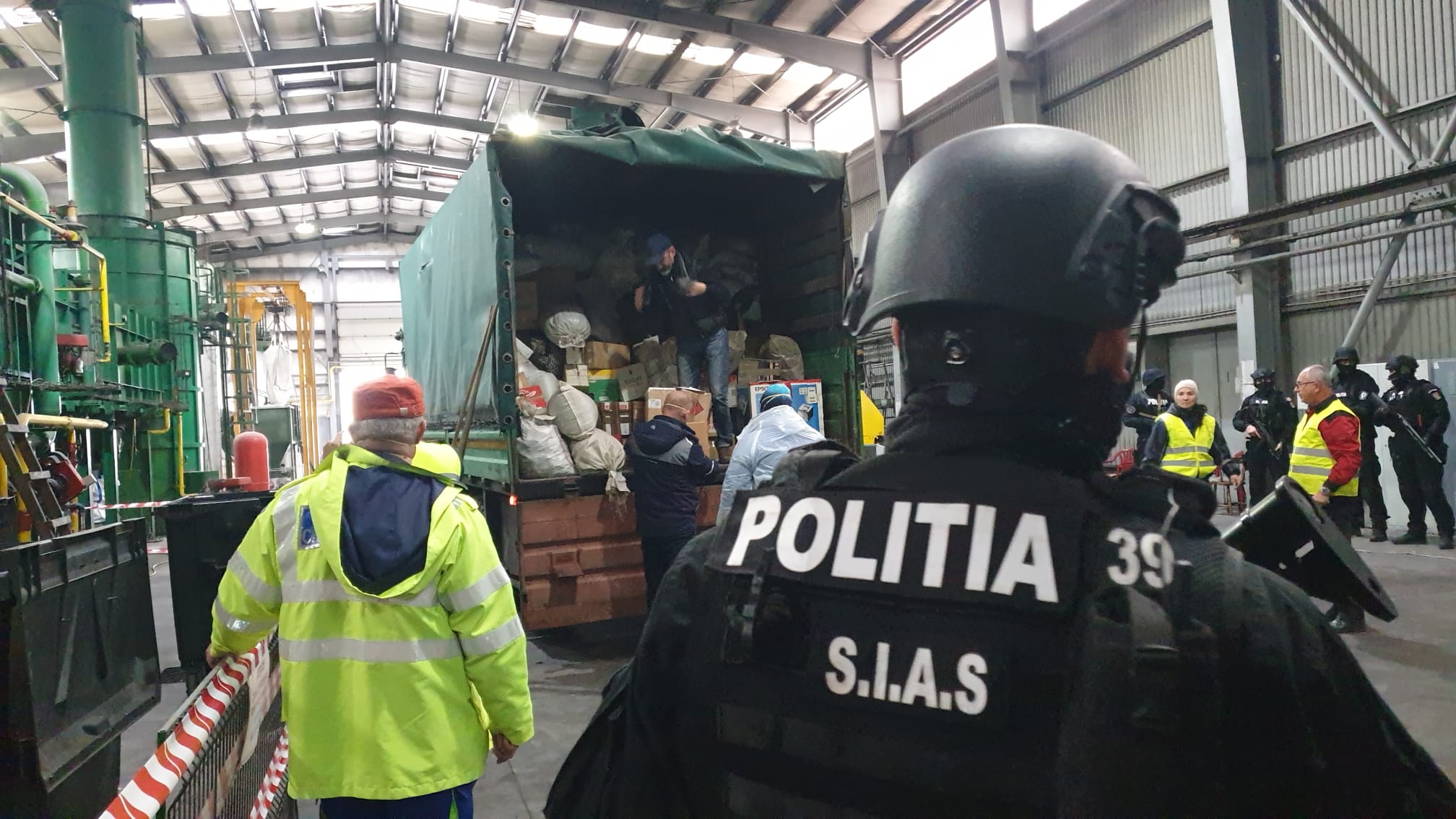 (Video) Aproape DOUĂ TONE DE DROGURI distruse de Poliția Română, la Lumina