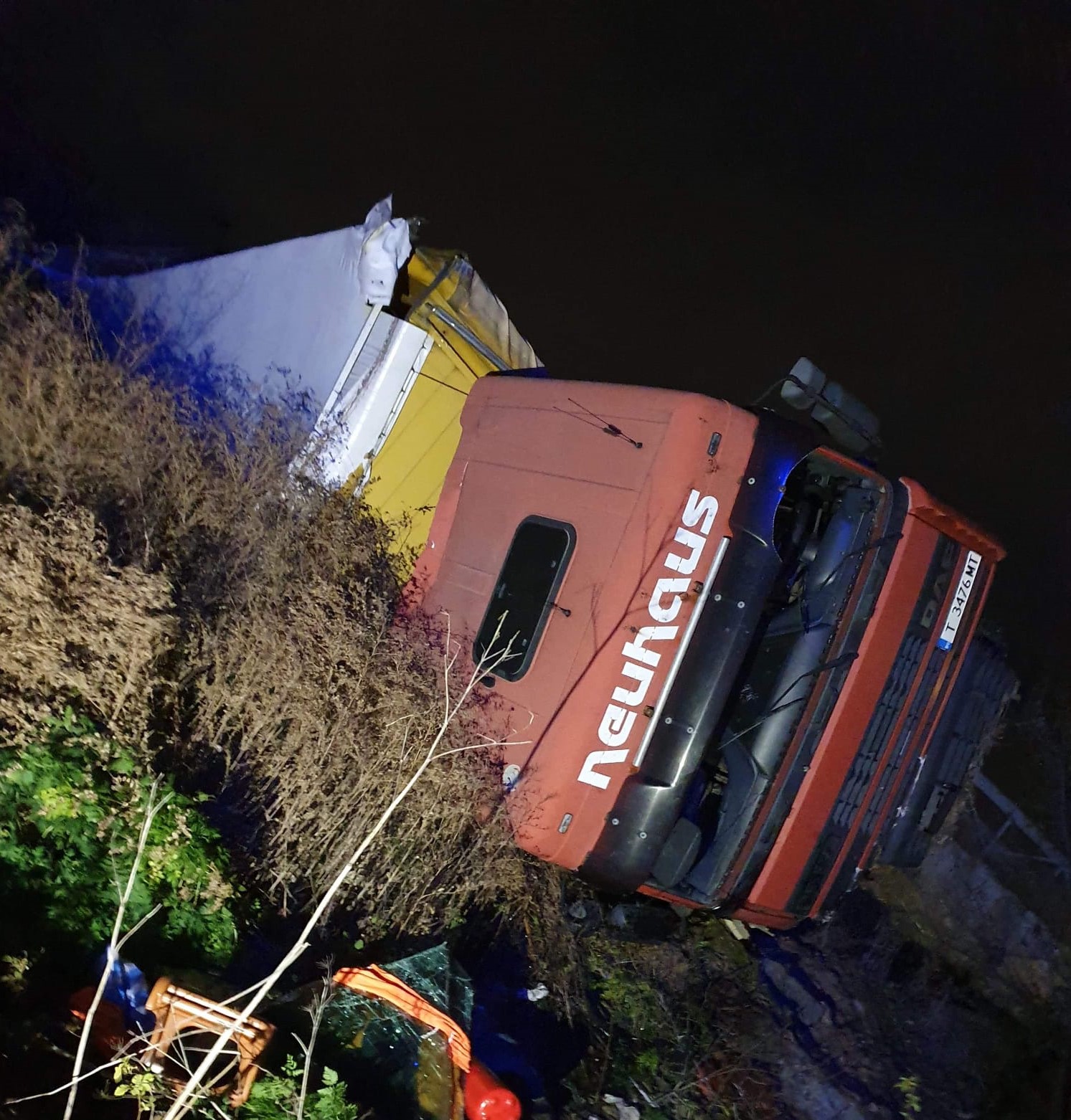 Un tir s-a răsturnat în Portul Agigea. Sunt scurgeri de combustibil