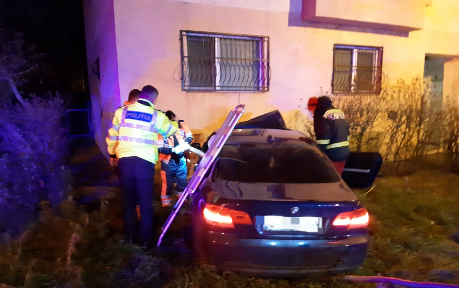 O mașină, condusă de un șofer băut, a intrat în clădirea unui bloc din Constanța