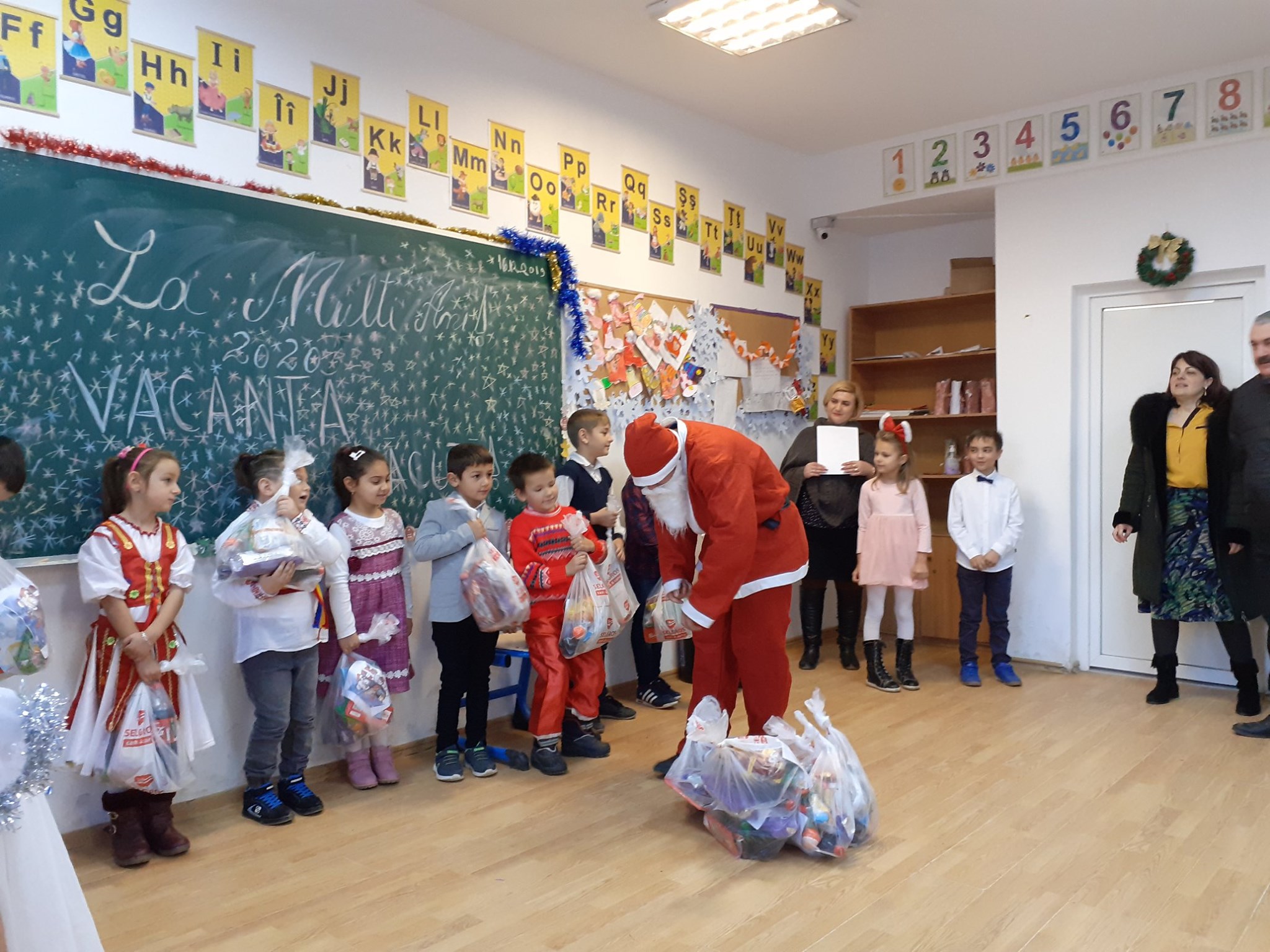 Daruri bogate de sărbători pentru toți copii din comuna Deleni oferite de administrația locală