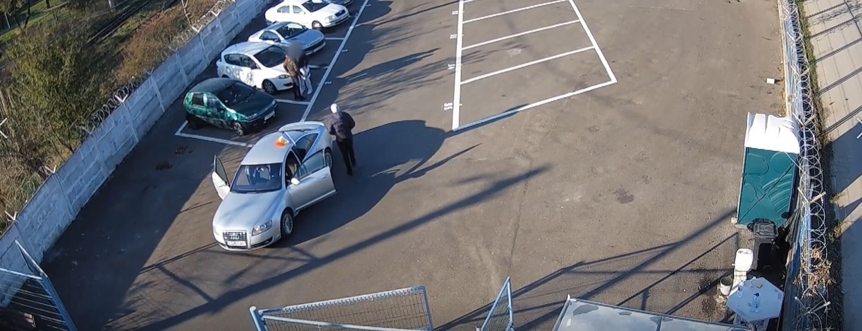 (Video) Scandal provocat de un șofer beat după ce i-a fost ridicată mașina