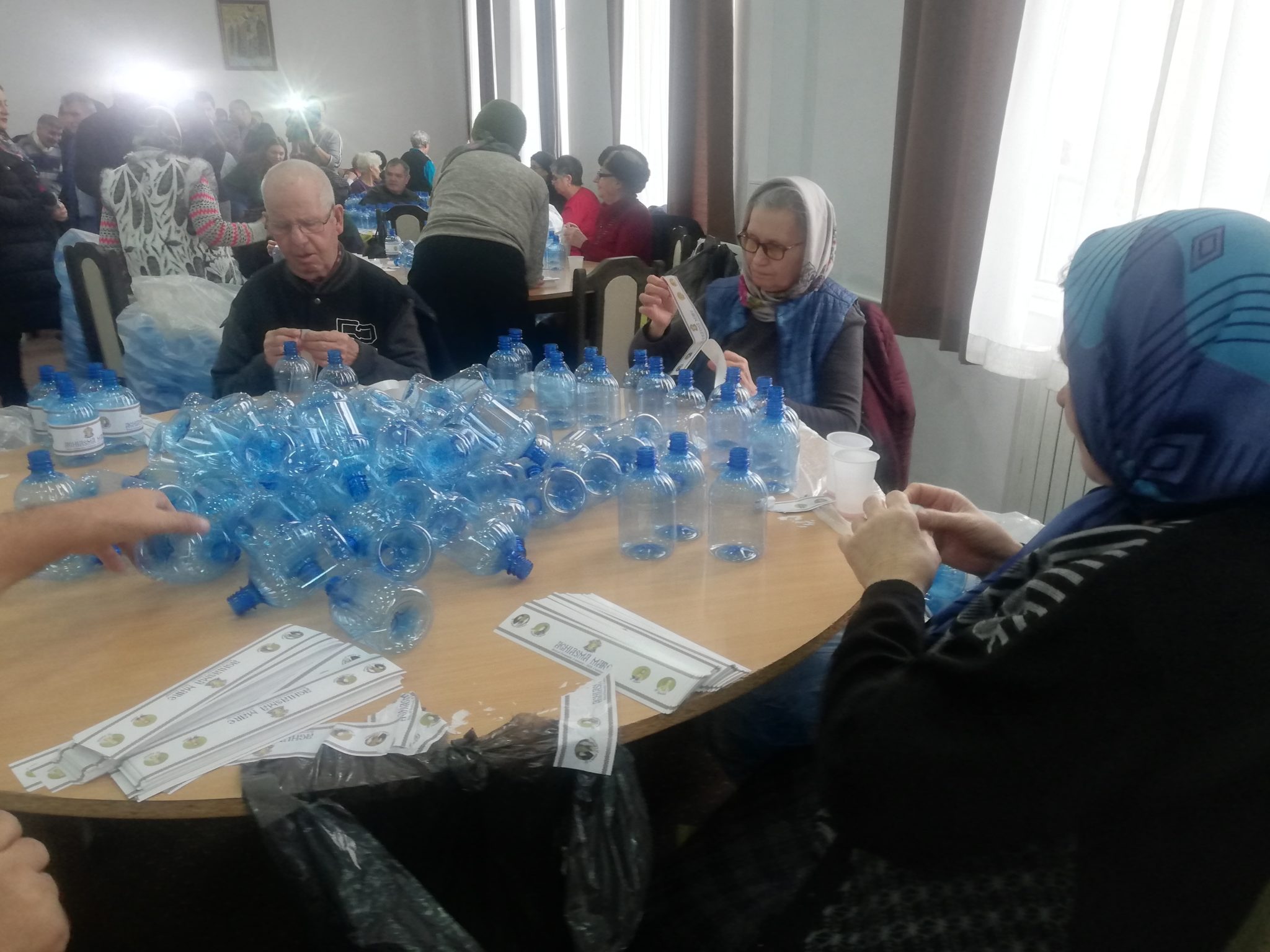 (Galerie foto) Arhiepiscopia Tomisului: 200.000 de sticle cu agheasmă, pregătite pentru Bobotează