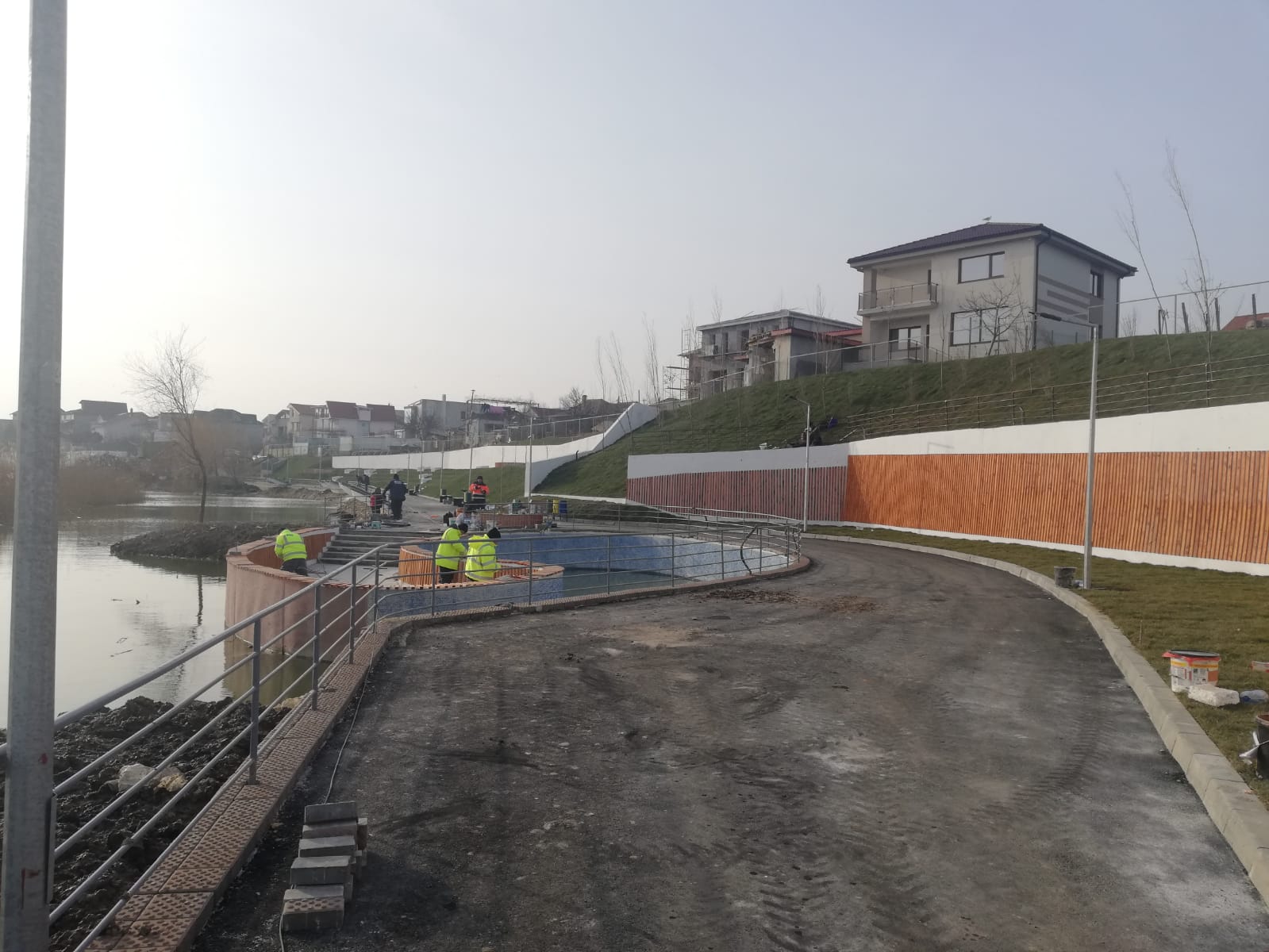 (Foto) Lucrările la parcul de pe malul lacului Siutghiol din Ovidiu, aproape de final