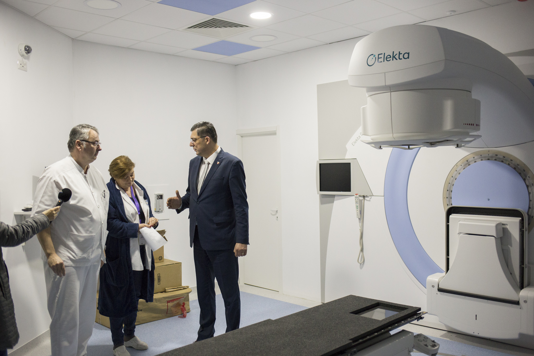 Președintele CJC, Horia Țuțuianu, dă asigurări că Secția de Radioterapie a Spitalului Județean va fi gata până pe 27 aprilie. Planuri noi pentru înființarea unei secții de Gastroenterologie