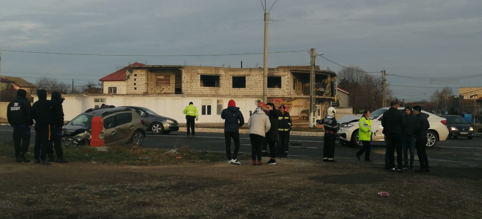 Doi adulți și doi copiii, răniți într-un accident produs la ieșire din Lumina