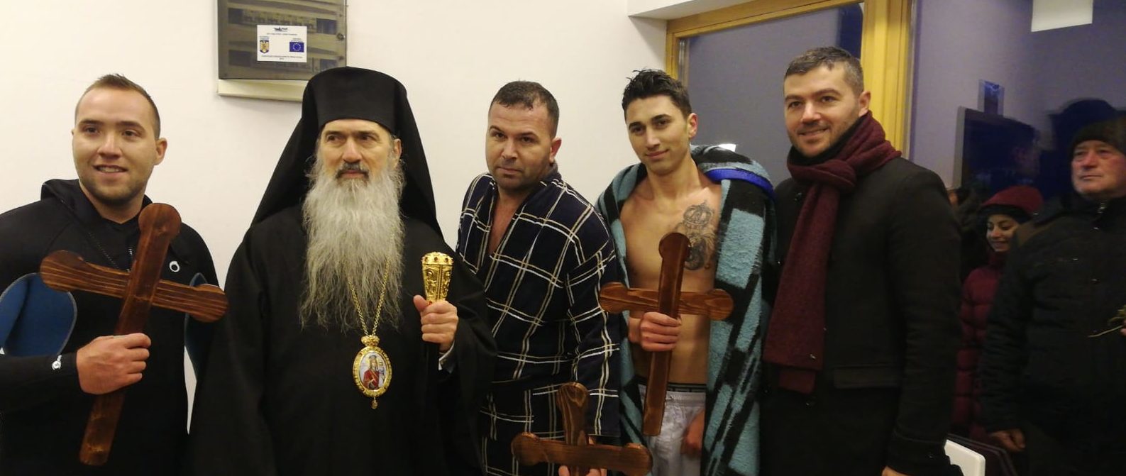Boboteaza la Ovidiu: Trei tineri curajoși au prins crucea aruncată în Lacul Siutghiol de IPS Teodosie