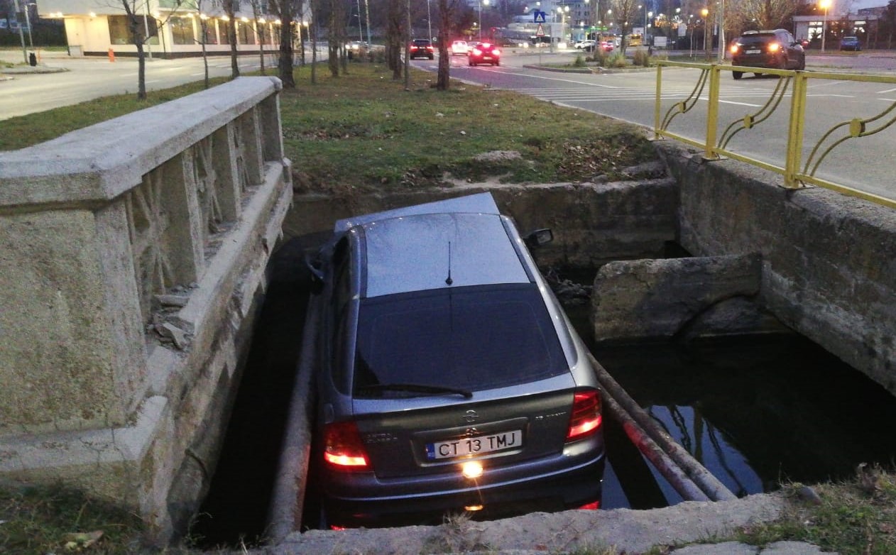 Bărbatul băut care a căzut cu mașina în apă, la intrare în Mamaia, reținut 24 de ore și propus spre arestare preventivă