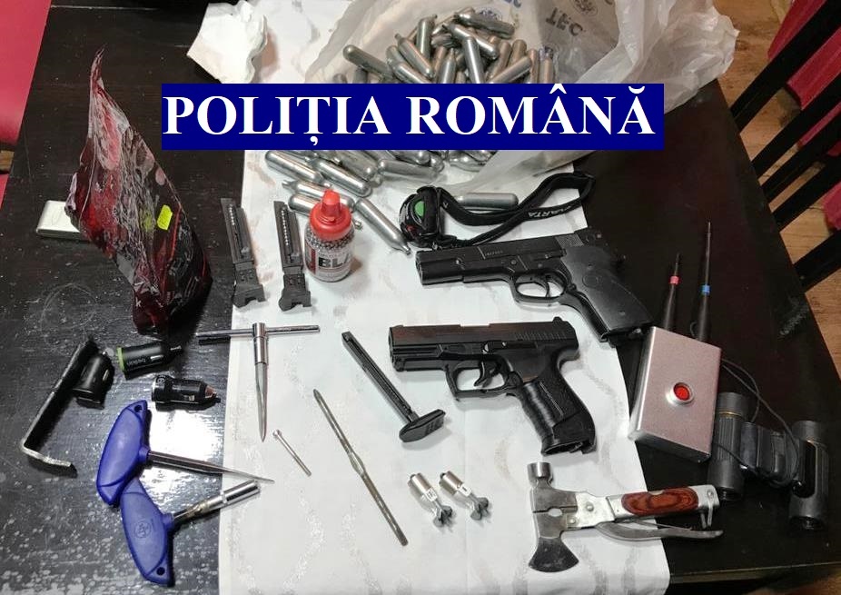 Cinci persoane reținute după percheziții la suspecți de furturi din autoturisme