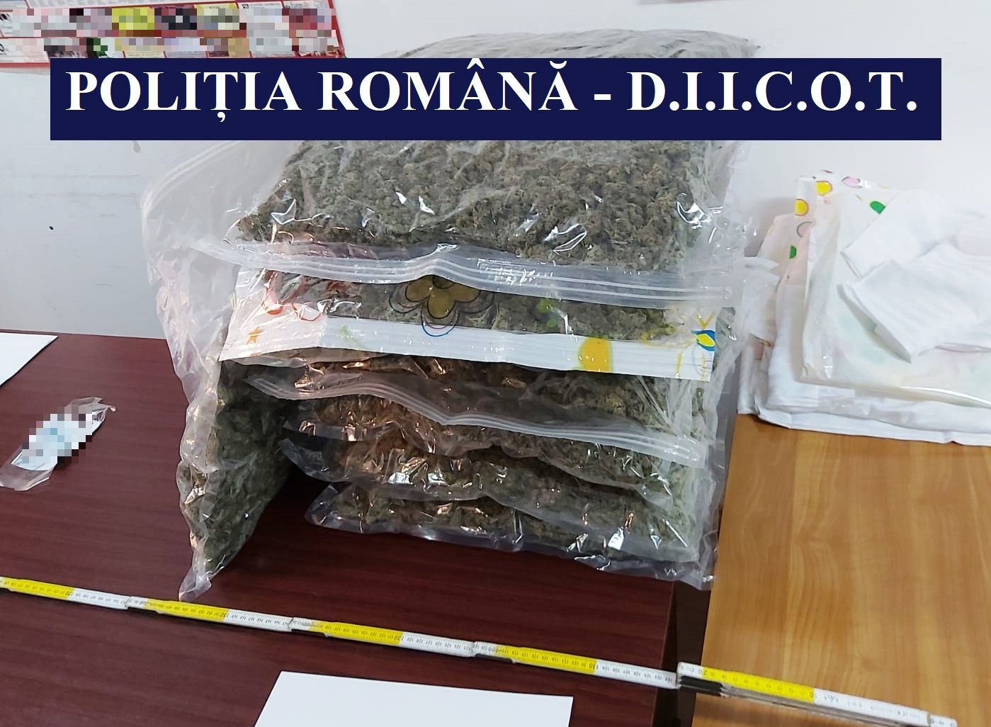 Arest preventiv pentru un cuplu, prins în flagrant când transporta peste 7 kilograme de cannabis