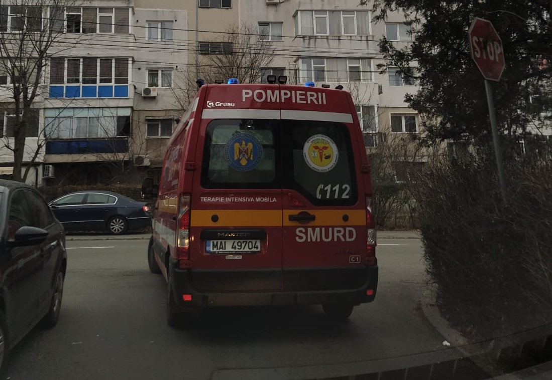 Un bătrân de 87 de ani a căzut de la etajul 3 al unui bloc din Constanța. Făcea reparații la balcon