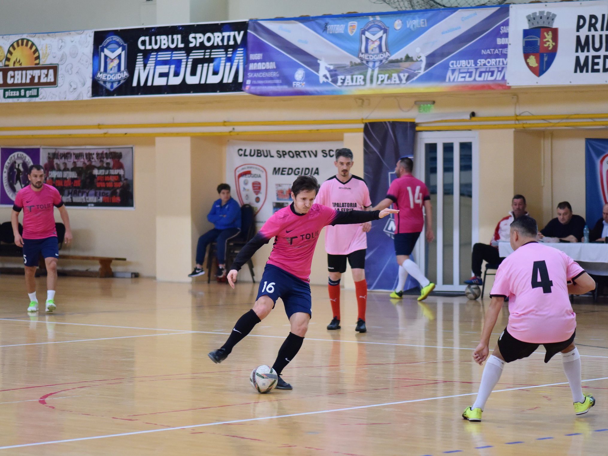 Rezultate primei zile a turneului de fotbal în sală "Cupa Municipiului Medgidia"