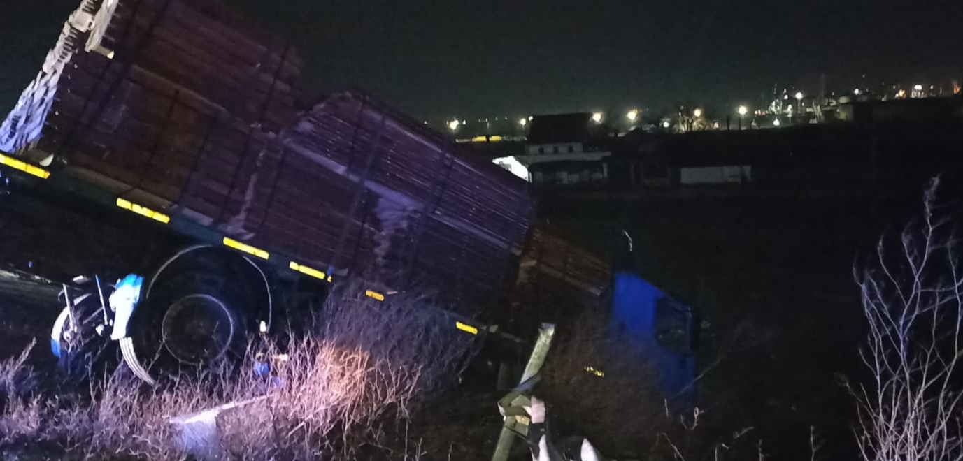 (Foto) Un tir cu cherestea s-a răsturnat în sensul giratoriu de la Agigea
