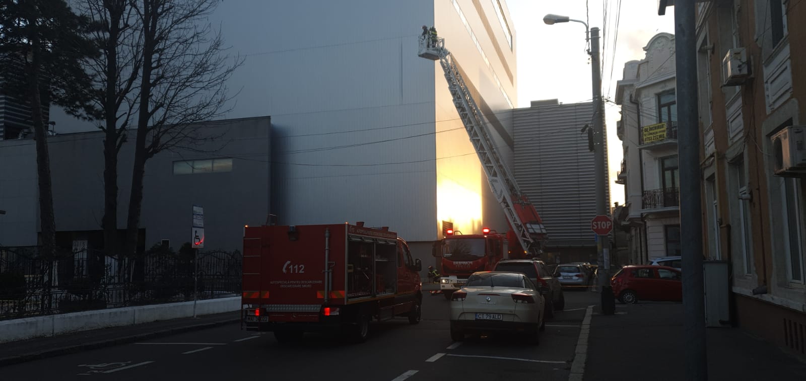 (Foto/Video) Mai multe bucăți de tablă de pe fațada Tomis Mall din Constanța s-au desprins