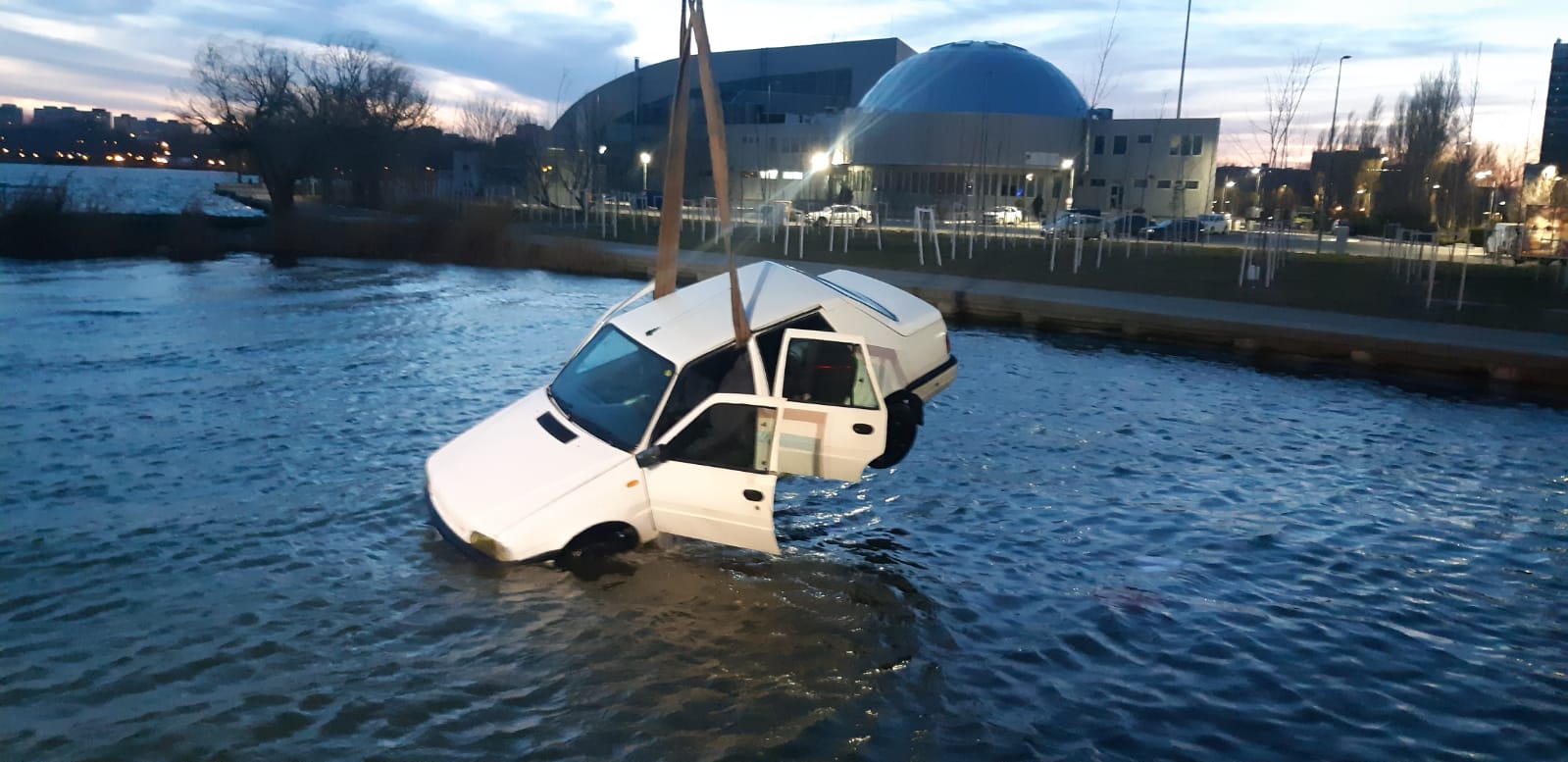 (Video) A fost scoasă mașina care a căzut în Lacul Siurghiol. Cum s-a petrecut accidentul