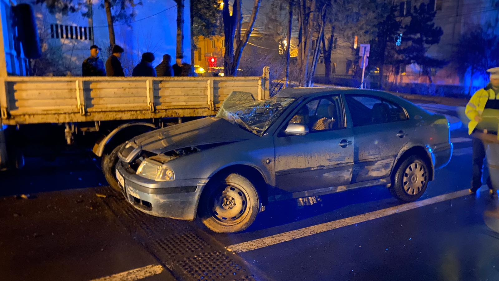 (Foto/Video) Accident în Medgidia. O persoană este încarcerată. Șoferul este băut