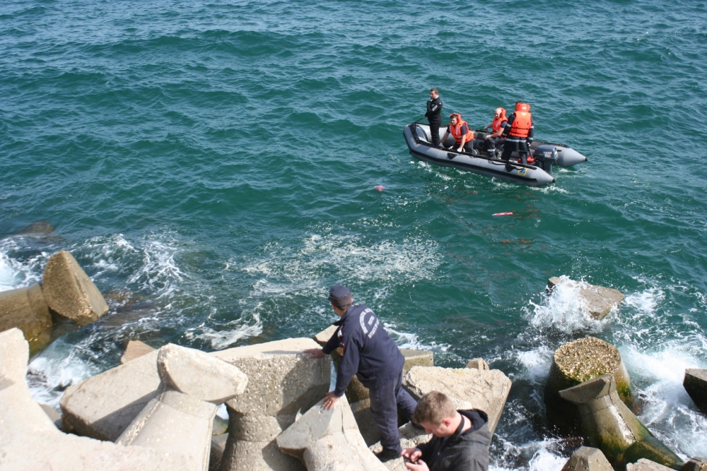 ALERTĂ! O persoană a fost găsită plutind în mare în zona digului din Costinești