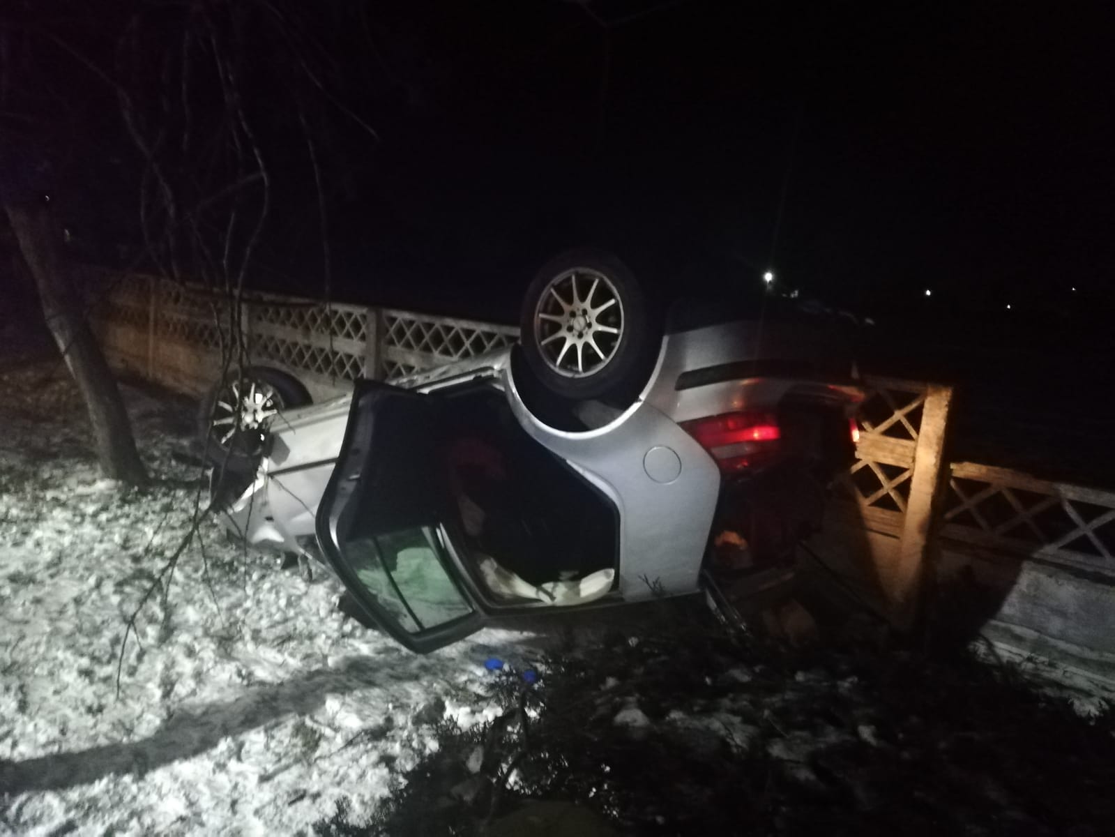 (Foto) Accident mortal în sensul giratoriu de la Valu lui Traian. Șoferul avea permisul suspendat