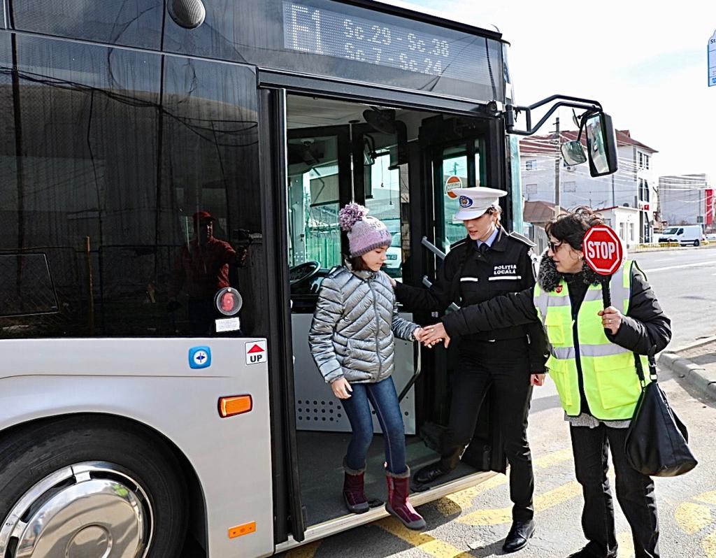 Autobuzele școlare circulă începând de luni. Ce trebuie să știe părinții!