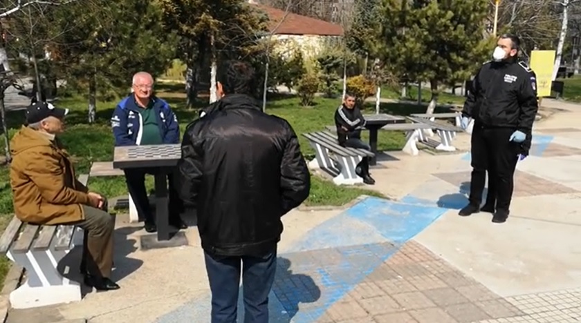 (Video) Bătrânii Constanței, NU respectă îndemnul de a sta acasa. Echipe ale Primăriei Constanța și Poliției Locale sunt pe urmele lor
