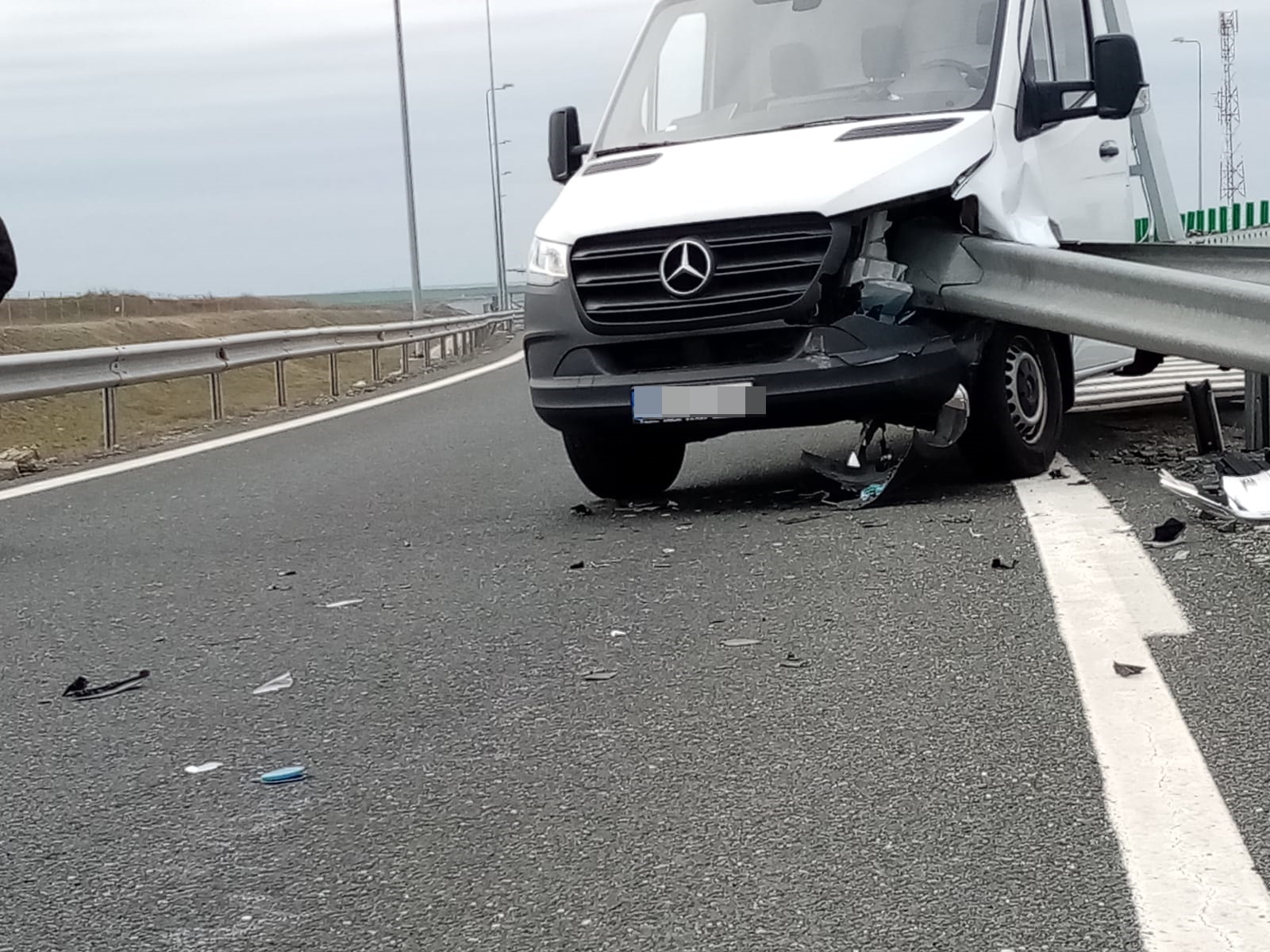 O autoutilitară a intrat în parapetul metalic, pe bretea A2, la ieșirea spre nodul rutier Valea Dacilor