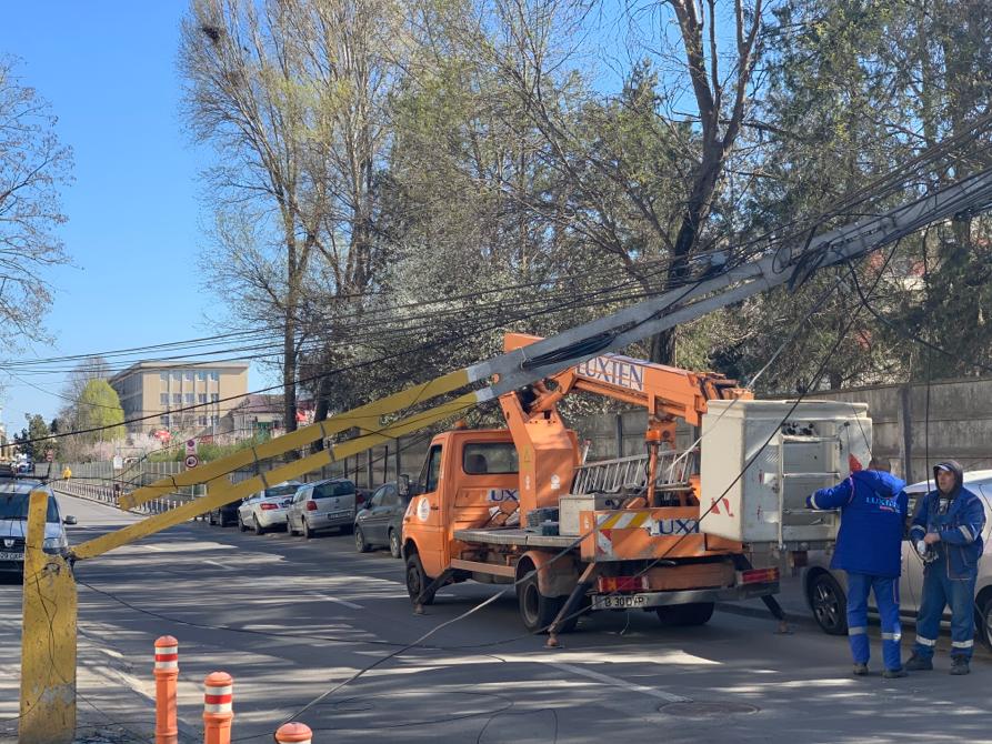 (Video) Trafic blocat pe strada Ștefăniță Vodă după ce un stâlp s-a rupt. Echipajele intervin la fața locului