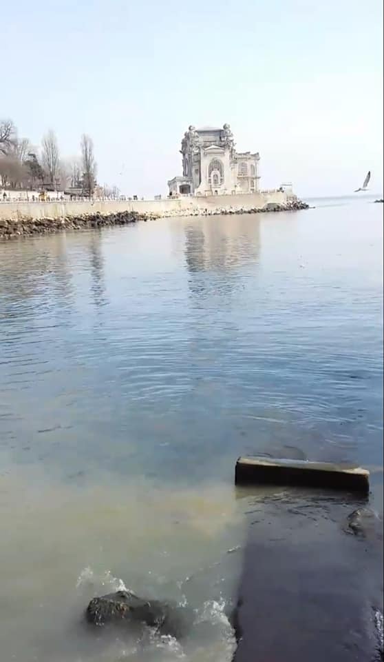 Ape menajere deversate în Marea Neagră în zona Porții 1 din Constanța