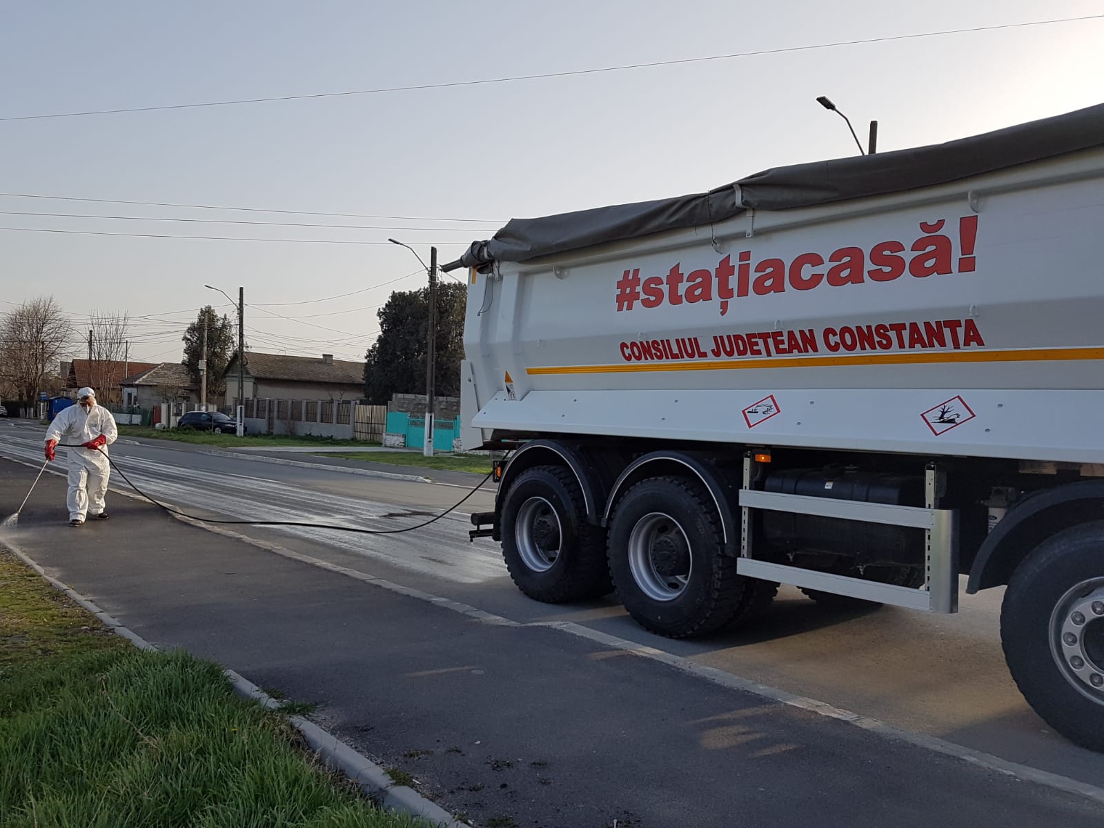 Președintele CJC: "Îi rog pe toți locuitori să fie responsabili, să se protejeze". S-a dat startul acțiunii de dezinfecție a drumurilor din județul Constanța