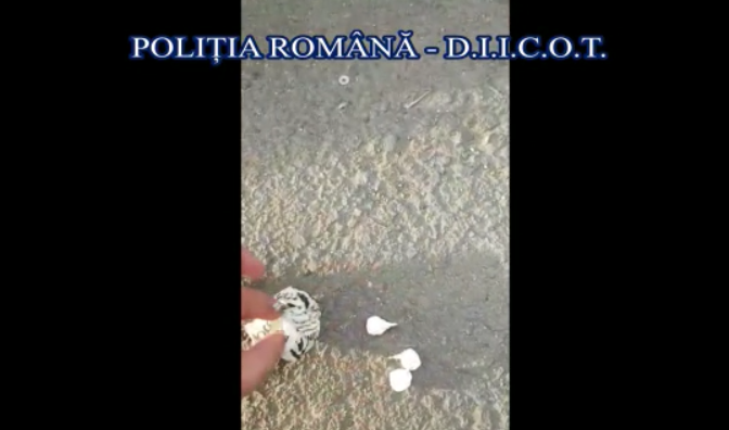 (Video) Un bărbat și o femeie din Constanța, prinși în flagrant în timp ce vindeau cocaină